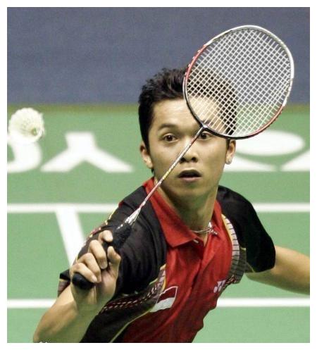 会更加收到中国球迷的欢迎,给你看看他年轻时候的颜值有多么惊人