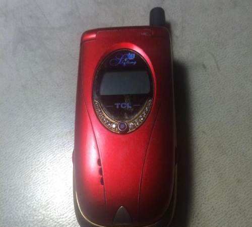 莫过于这款tcl3188了,大红色这款是卖的最好的,外屏镶钻的设计好不