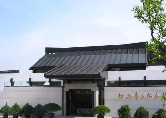 上海美术馆是一所公益性社会文化事业机构,浏览着艺术家的精美之作,定