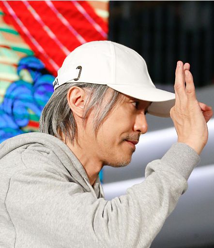 周星驰戴帽遮白发获保镖护驾,与"新晋星女郎"鄂靖文动感热舞