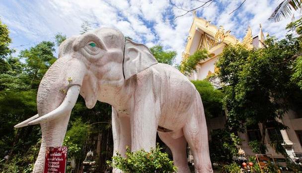 曼谷郊区三攀蟠龙寺,颜色特别,造型怪异,与其它寺庙与众不同