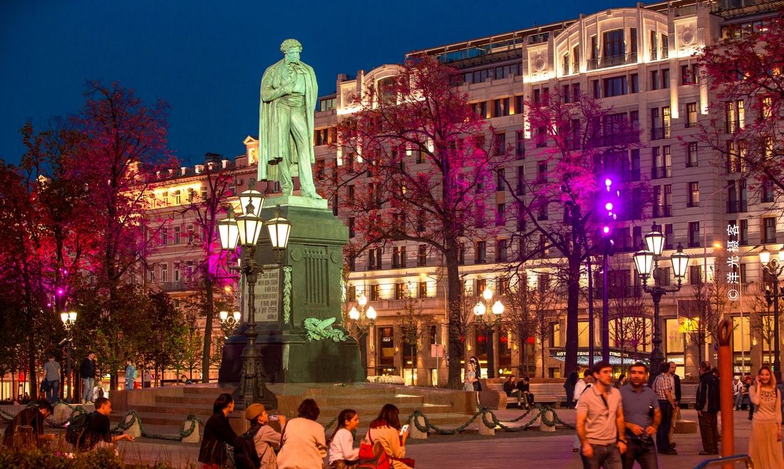 莫斯科繁华商业街特维尔大街上的城市夜色