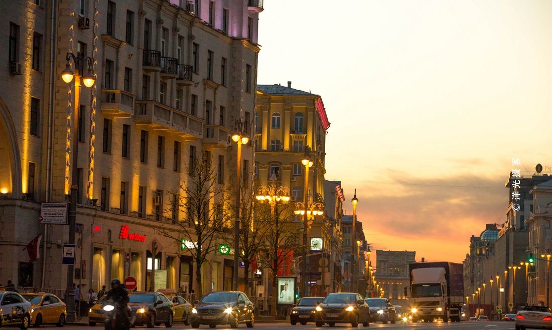 莫斯科繁华商业街特维尔大街上的城市夜色