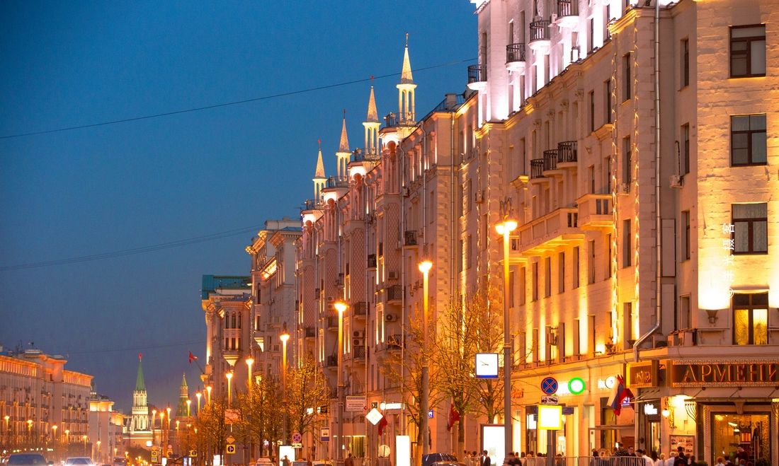 莫斯科繁华商业街特维尔大街上的城市夜色