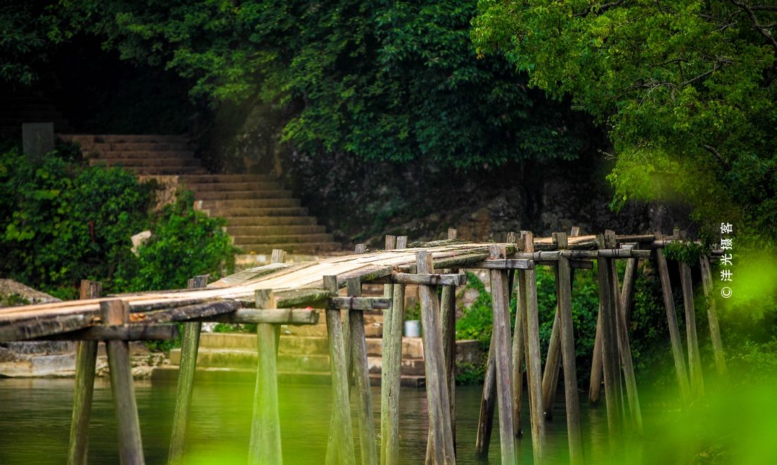 贵州黎平有座简易木桥是村子500多人的唯一通道,80多年保持原貌