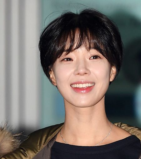 林世美机场穿厚羽绒服留短发变假小子,灿笑纯真帅气不失可爱