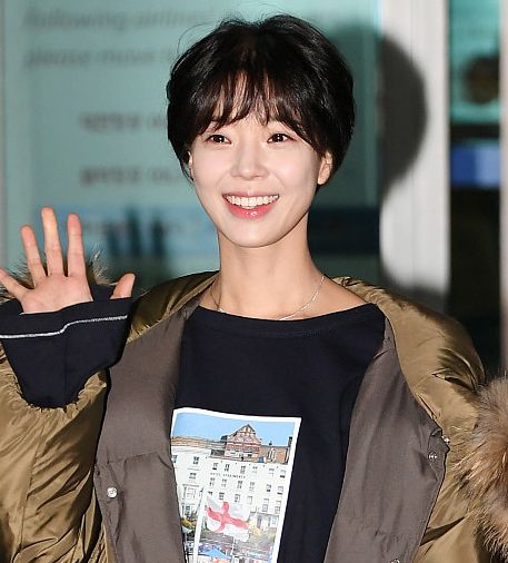 林世美机场穿厚羽绒服留短发变假小子,灿笑纯真帅气不失可爱