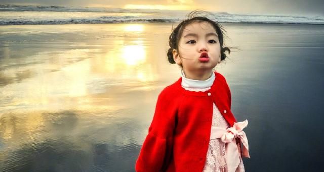 阿拉蕾崔雅涵在海边踏浪,嘟嘴卖萌,和之前戛纳造型天差地别