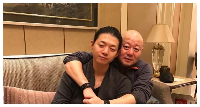 霍尊全家近照,生母为他退出娱乐圈,亲父为其出道费尽心思再上台