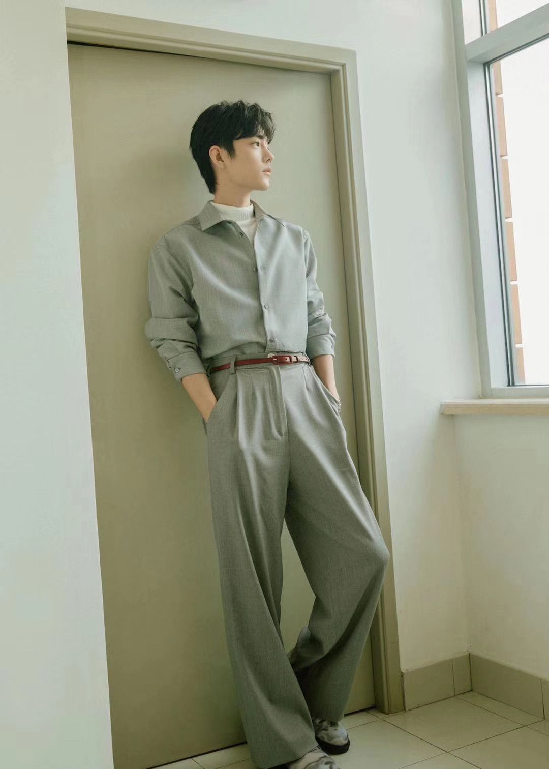 肖战身着工装连体裤,帅气十足!