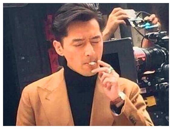胡歌被点名戒烟,不戒烟就将其逐出娱乐圈,谁给的勇气_新浪新闻