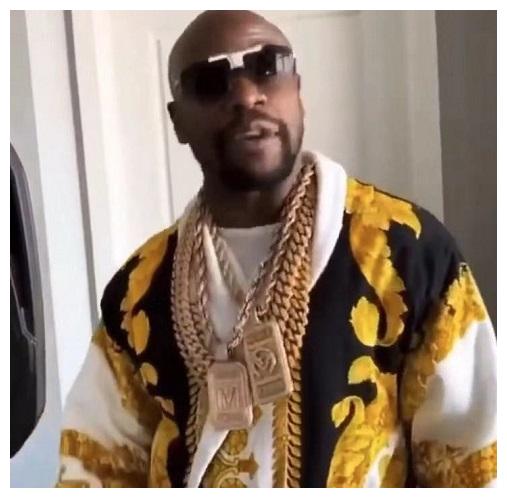 穿金戴银要带娃,c罗度假保持自律生活