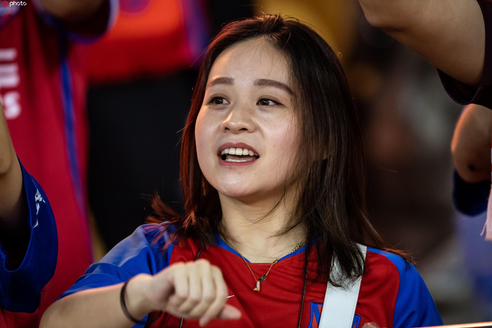 时而热情时而高冷,重庆可爱美女球迷嘶吼庆祝!