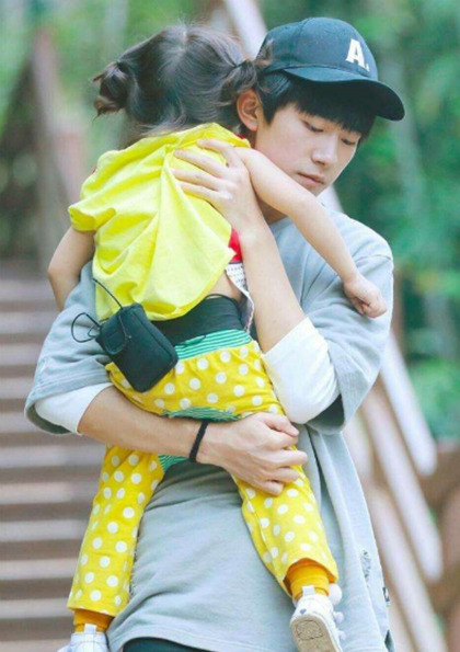 男明星抱孩子千玺专业黄子韬有点苏王俊凯抱出了喜剧感