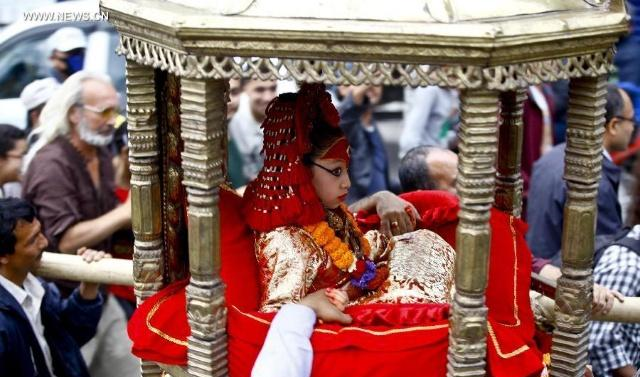 尼泊尔最神秘"活女神"双脚不能离开地面,国王见了也要下跪!