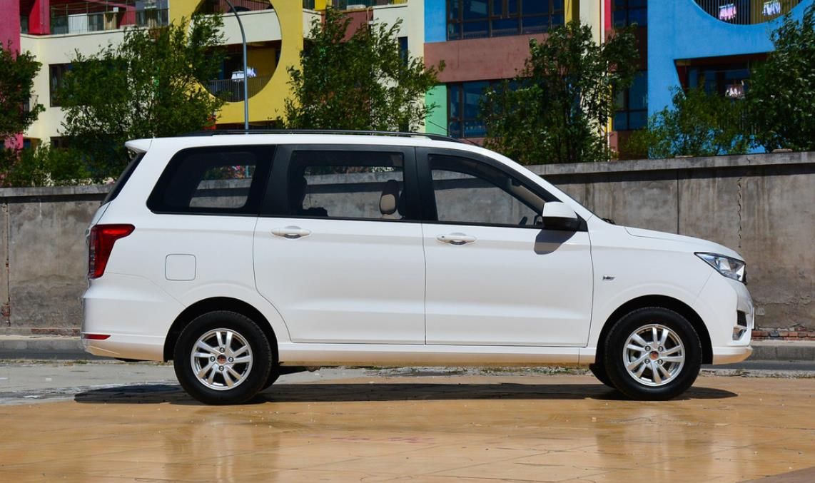 起售价为418万的五菱宏光s外观时尚家用的首选车型