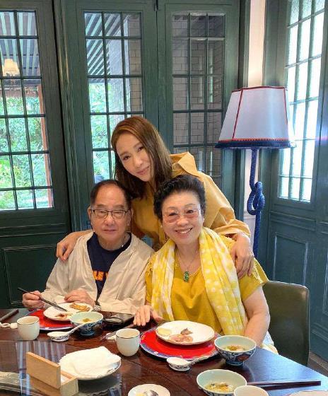 昔日女神生日出游,与父母同框48岁黎姿的冻龄时尚美