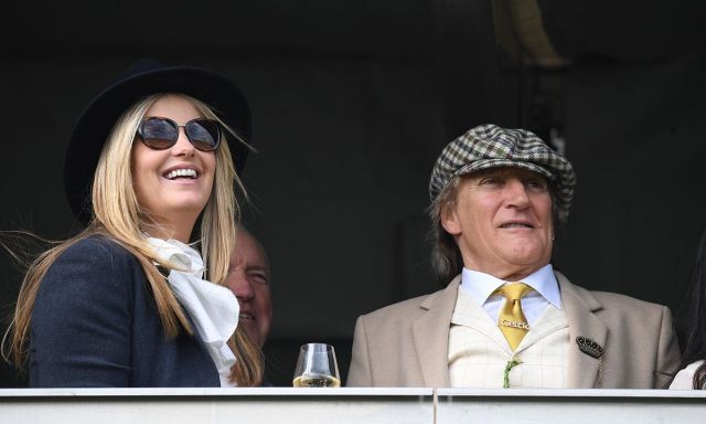 74岁摇滚天王洛·史都华向娇妻索吻,老夫少妻全程热聊毫无芥蒂