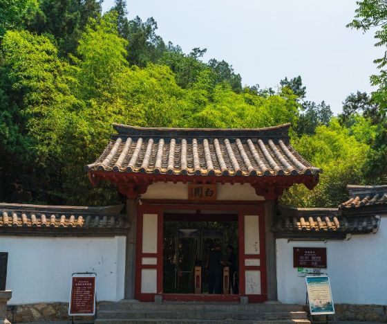 白园在洛阳龙门石窟景区内,坐落在龙门石窟景区,东山琵琶峰上