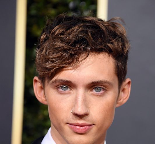 特洛耶·希文蓝色西装帅气爆表,回眸迷倒一片