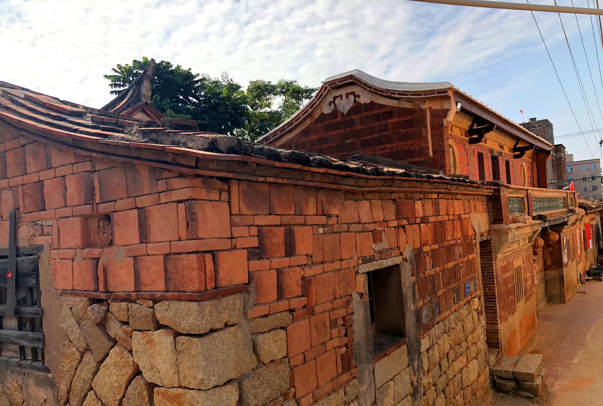 厦门最大的卫星岛屿,有一处红砖古厝建筑群,始建于明朝年间