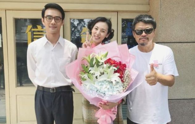 《》幕后照:王凯和周放合影,化了伤妆的小兔子!