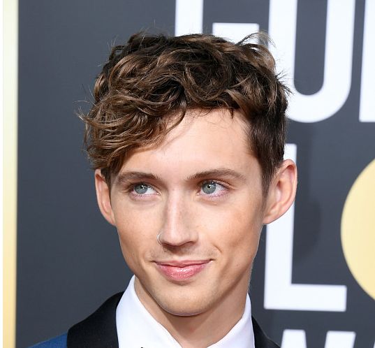 特洛耶·希文蓝色西装帅气爆表,回眸迷倒一片