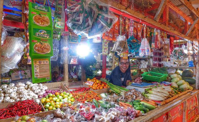 印度尼西亚小镇奇怪市场,摊主都喜欢躲起来,有人来了才出现