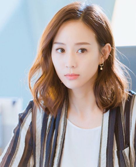 图中的是演员张钧甯,在2002年,张钧甯首次参演电视剧《流星花园Ⅱ》图