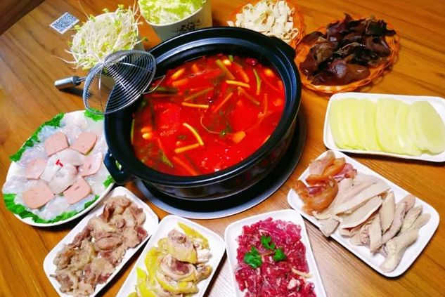 清真牛肉火锅这菜品搭配和火锅底料还不错重要是的份量