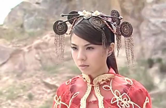 头上好多饼干的古装女子,孔慈发饰毫无章法,王母娘娘有强迫症