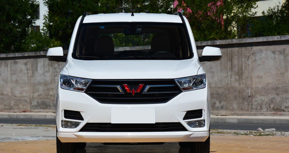 起售价为418万的五菱宏光s外观时尚家用的首选车型