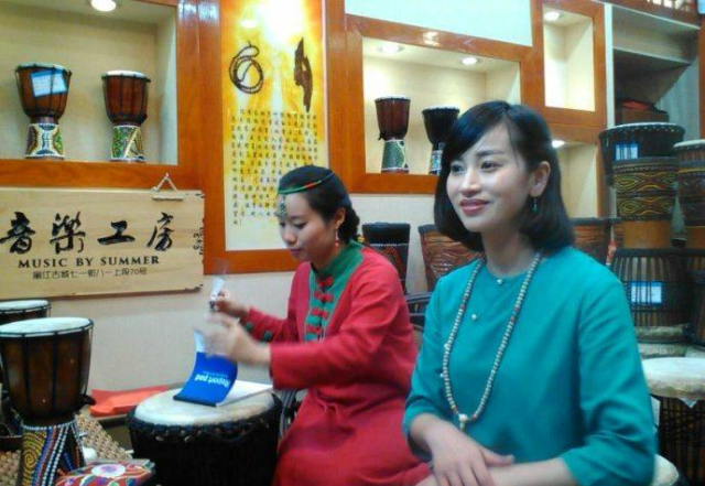 丽江古镇遍地都是手鼓美女论颜值超越大多数网红