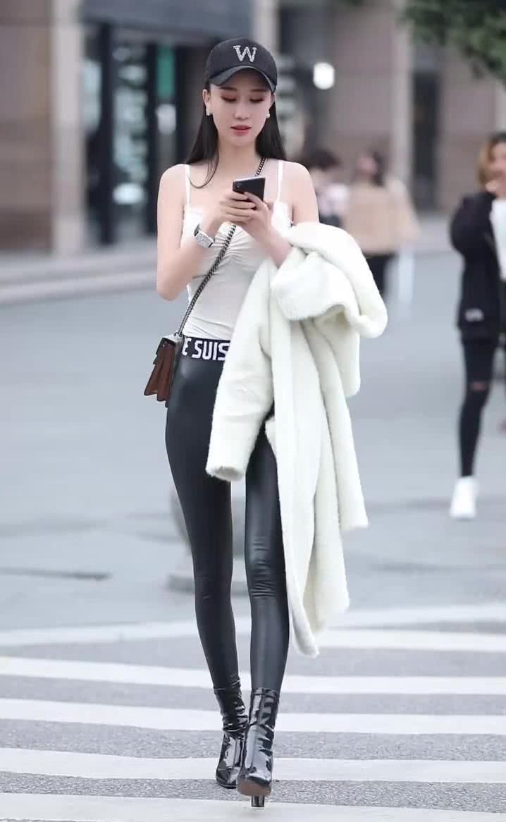 街拍:白色长袖上衣搭配灰色短裤,凸显大长腿