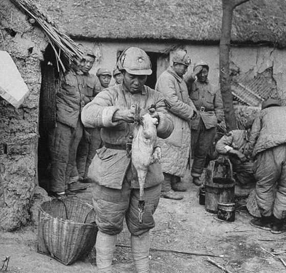 珍贵老照片:日本鬼子在村庄吃西瓜,淮海战役时国军士兵抓家禽