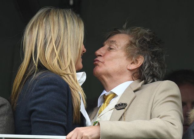 74岁摇滚天王洛·史都华向娇妻索吻,老夫少妻全程热聊毫无芥蒂