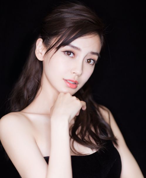 她是angelababy旗下艺人,被称酷似迪丽热巴,却被baby冷藏?