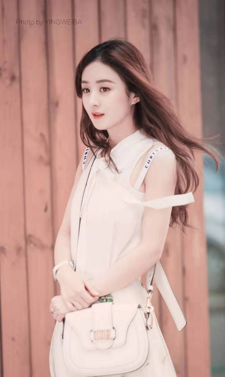 赵丽颖长发飘飘 最后两张让人看了不禁心疼 网友:这也太瘦弱了!