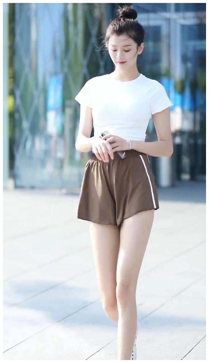 踩着一双白色的帆布鞋,这样的搭配看起来简单,但是小姐姐穿着特别好看