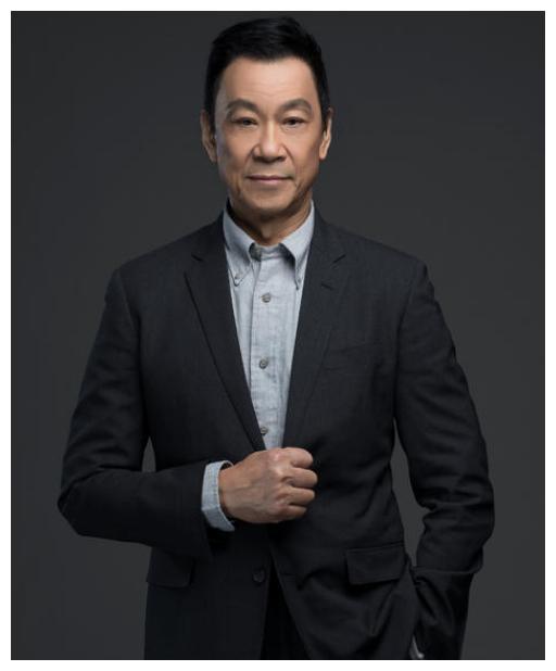 38岁才演主角,62岁拿金马奖,65岁与妻离婚,如今74岁风采依旧