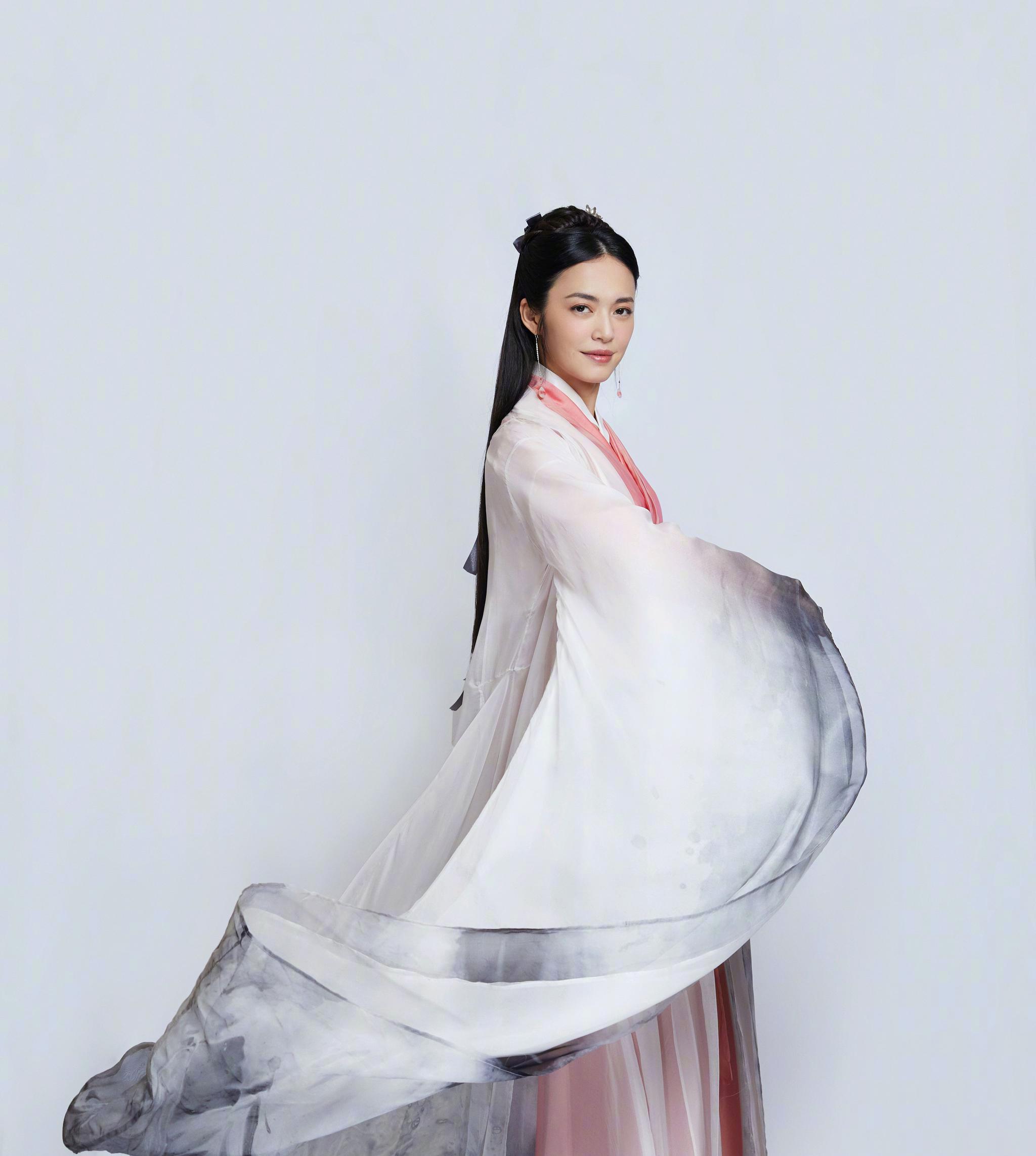 古装的姚晨又给人一种小家碧玉的感觉,粉白色的衣服让人觉得姚晨很