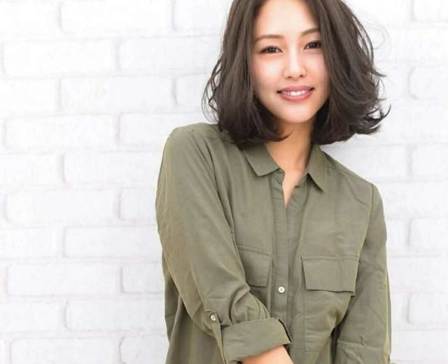 50岁的女性,留什么发型看起来气质不老气,选对了年龄小十岁!