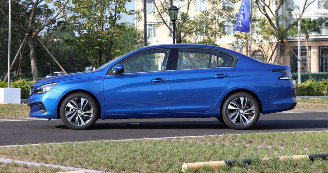 标致408汽车车型设计简洁,符合年轻人审美观