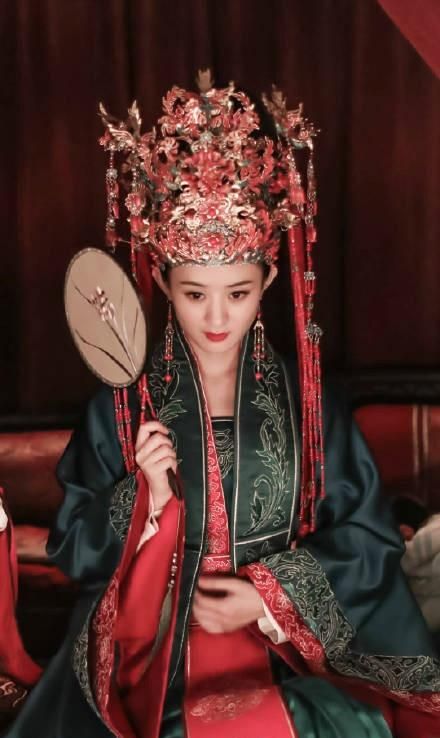 《》赵丽颖大婚服饰太美,但头饰拿下来之后真是心疼赵丽颖