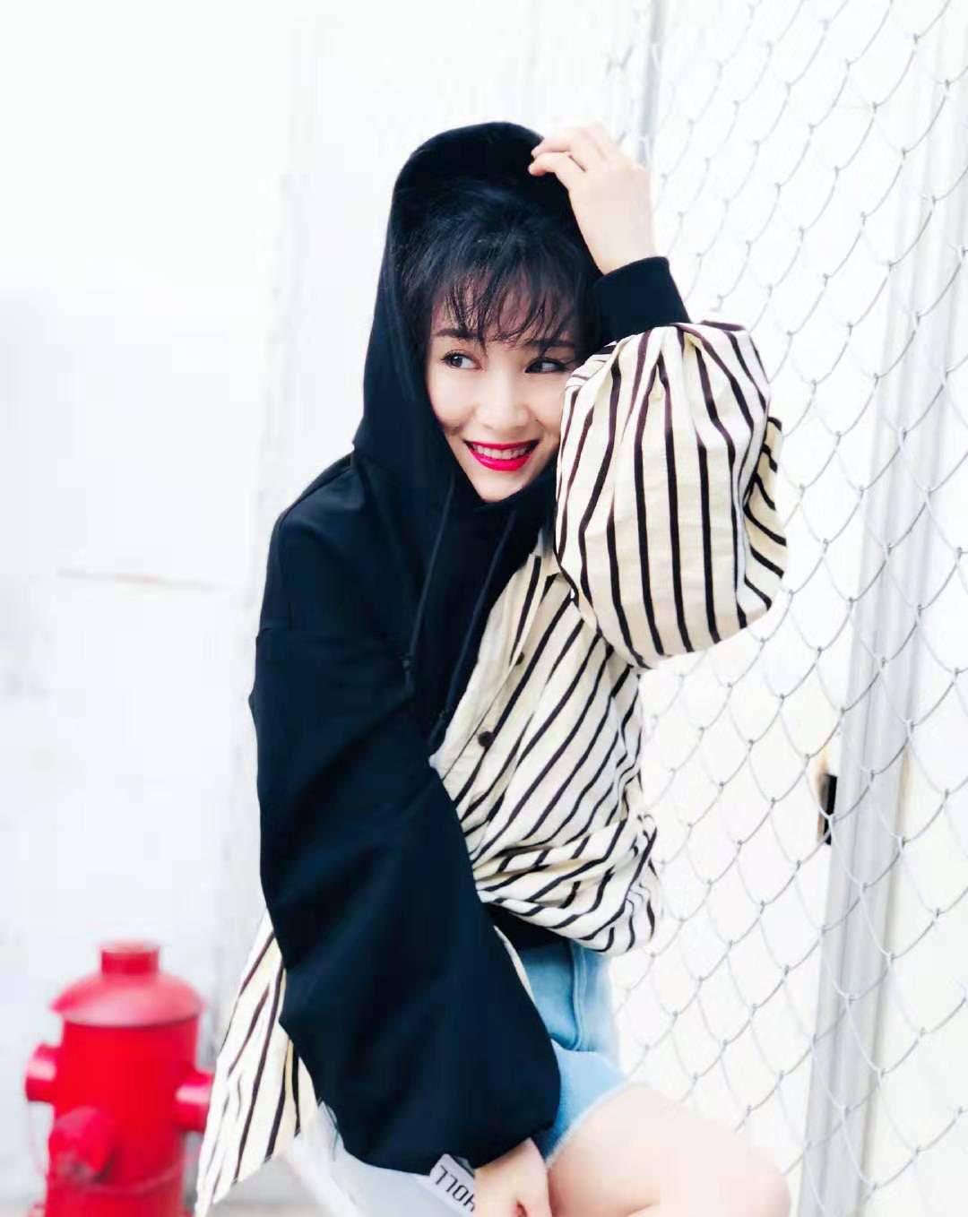 34岁李念少女感太强了,扎丸子头衬衫叠穿卫衣好时髦,美的真减龄