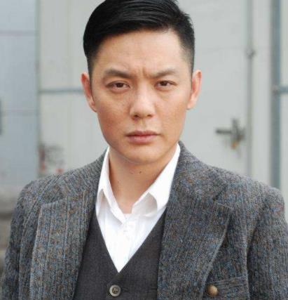 被嫩模狂追3个月, 就抛妻弃子背叛21年感情, 如今儿子都不认他