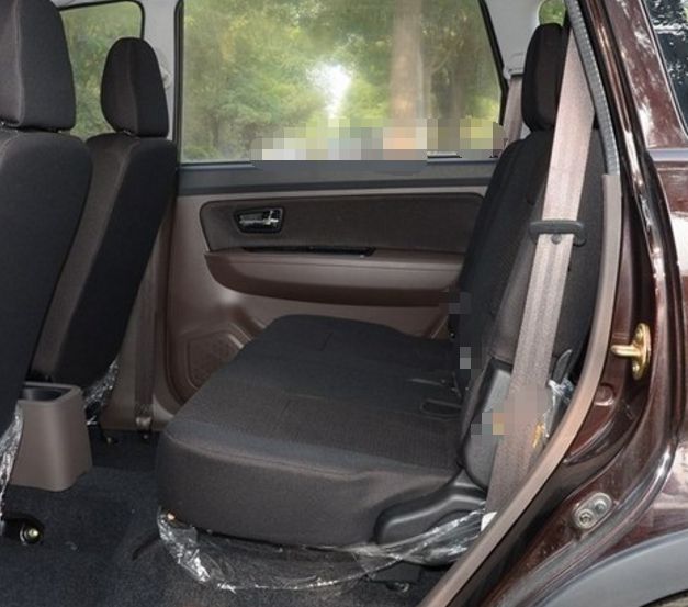 后排空间肯定是没问题的,舒适自在的,空间方面全家人都给好评,在后排