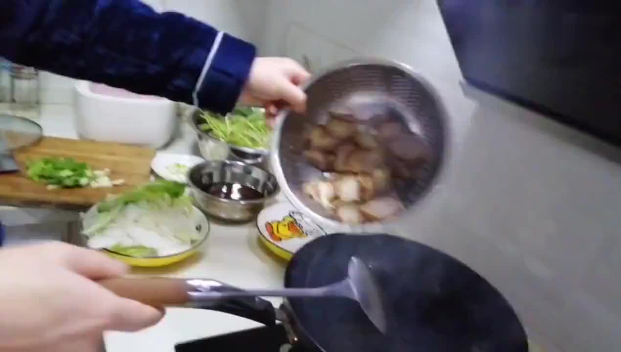 儿菜白杆杆炒腊肉回锅估计武汉的朋友听不懂四川人肯定知道呗 儿菜白杆杆炒腊肉回锅估计武汉的朋友听不懂四川人肯定知道呗