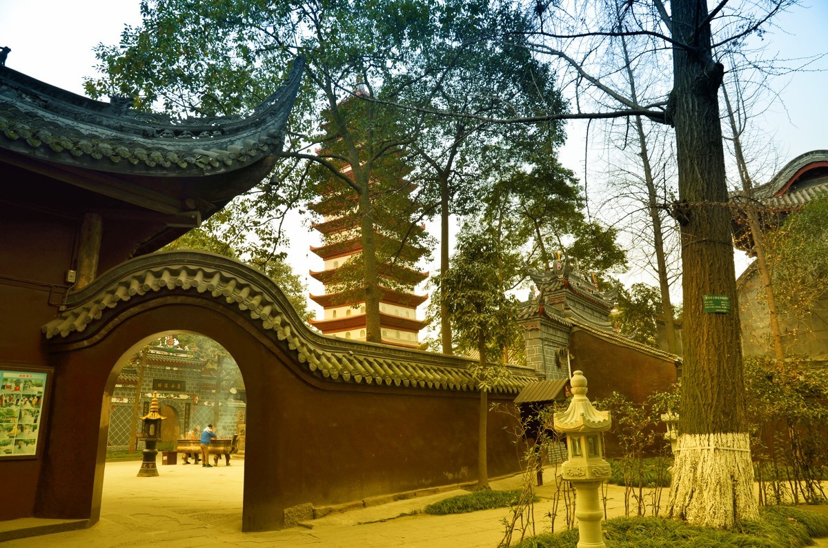 到成都后没有香火最旺的寺庙是我国规模宏大的寺院之一是荆州