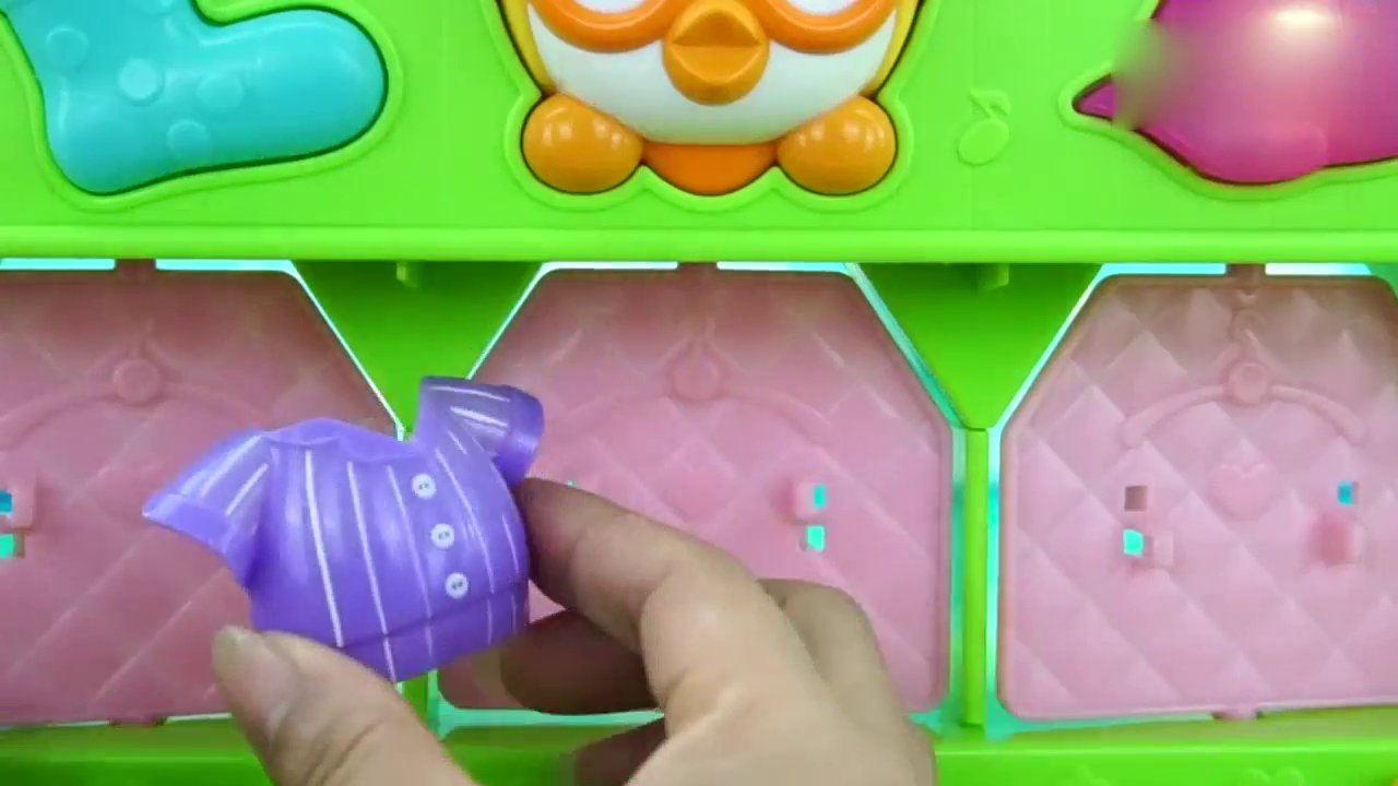 凯蒂猫把存钱罐打开设置密码